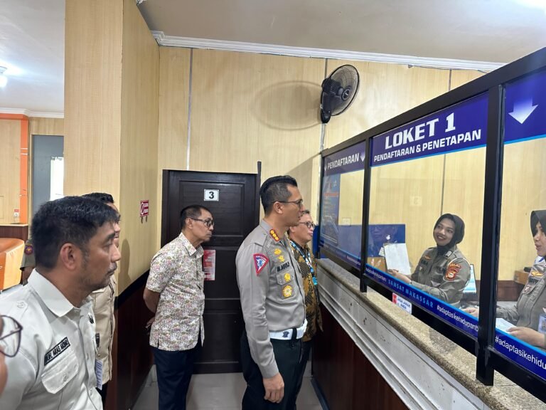 Dirlantas Polda Sulsel Sidak Samsat MakassarPastikan pelayanan standar dan prima