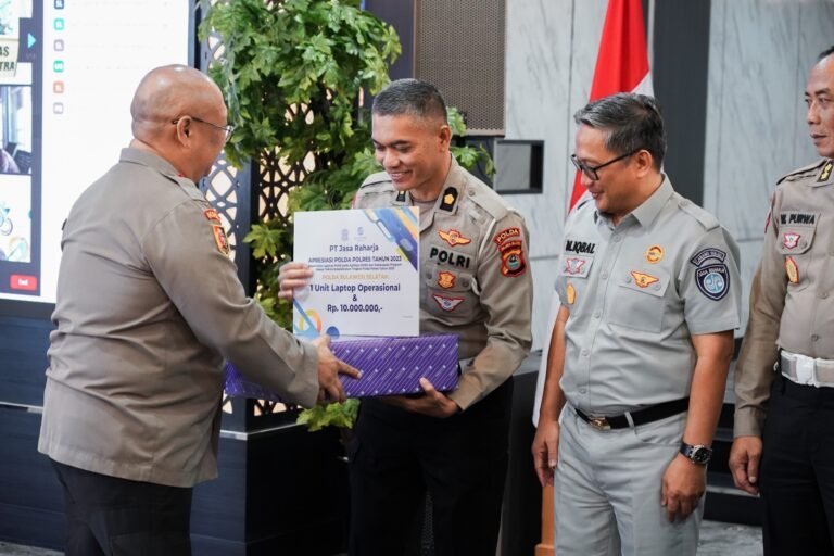 DITLANTAS BERSAMA ENAM POLRES POLDA SULSEL TERBAIK DALAM PENGINPUTAN DATA