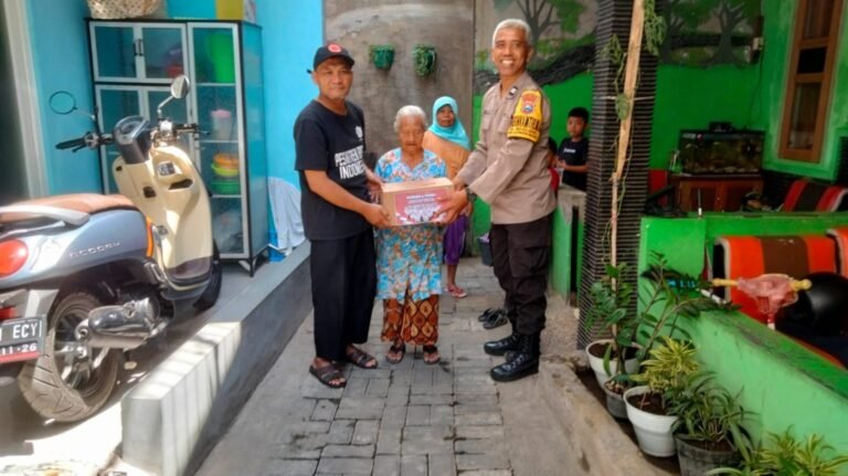 Bhabinkamtibmas Serahkan Bantuan Sosial dari Kapolresta Malang Kota