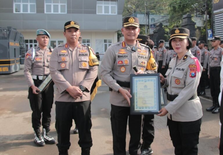 Kapolresta Malang Kota Berikan Reward Kepada 22 Anggota Berdedikasi Tinggi
