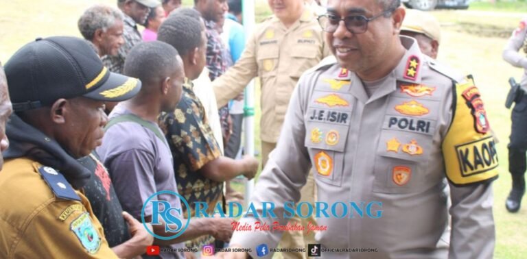 Kunjungi Kampung Kisor, Kapolda Papua Barat Beri Nomor Handphone