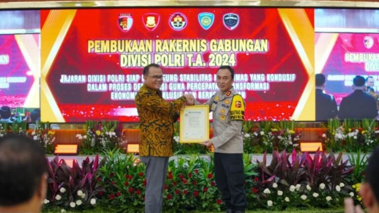 Kapolri Apresiasi Divisi Humas Polri Terima Sertifikat ISO 9001:2015 Kapolri Apresiasi Divisi Humas Polri Terima Sertifikat ISO 9001:2015