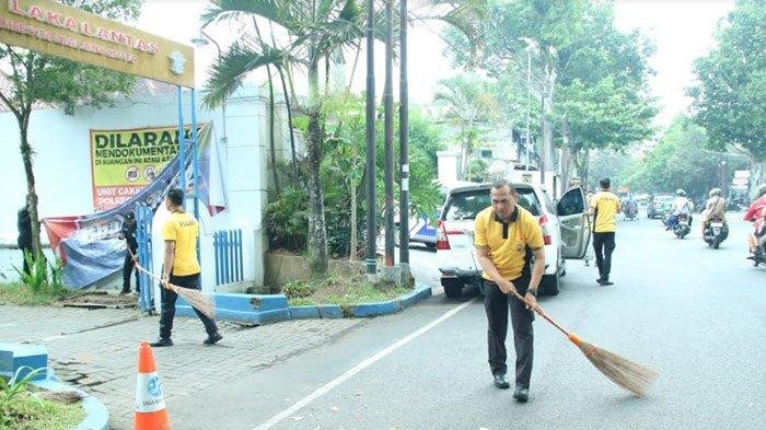 Polresta Malang Kota Gelar Bakti Religi, Bersihkan Tempat Ibadah dan Bangunan Bersejarah Polresta Malang Kota Gelar Bakti Religi, Bersihkan Tempat Ibadah dan Bangunan Bersejarah