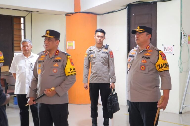 Kapolresta Bulungan Turut Mendampingi Kapolda Kaltara saat Melakukan Pengecekan Gudang Logistik Pemilu Kapolresta Bulungan Turut Mendampingi Kapolda Kaltara saat Melakukan Pengecekan Gudang Logistik Pemilu