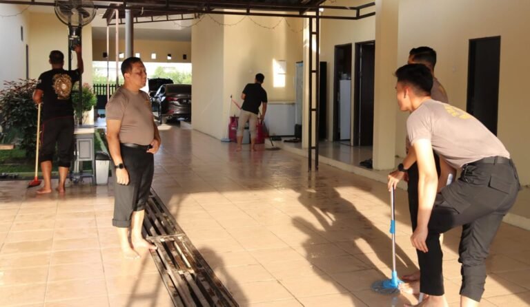 Kapolda Kaltara Bersama Personel Spripim Melaksanakan Kerja Bakti Bersama, Ciptakan Kebersamaan