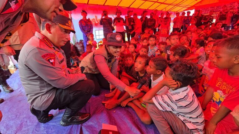 Tinjau Posko Pengungsian Erupsi Lewotobi, Kapolri Pastikan Pelayanan dan Kebutuhan Warga Tinjau Posko Pengungsian Erupsi Lewotobi, Kapolri Pastikan Pelayanan dan Kebutuhan Warga