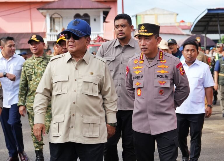 Presiden Prabowo Didampingi Kapolri Listyo Sigit Prabowo Tinjau Korban Banjir di Tapanuli Tengah, Pastikan Kebutuhan Dasar Terpenuhi