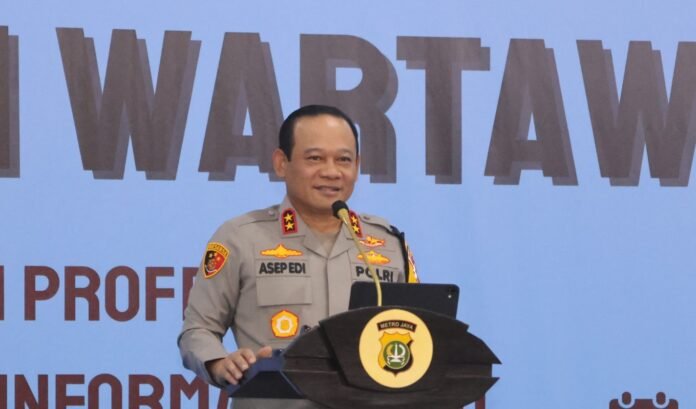 kapolda-metro-rangkaian-misa-natal-di-jakarta-berjalan-aman-dan-khidmat-25122025-191319 (1)