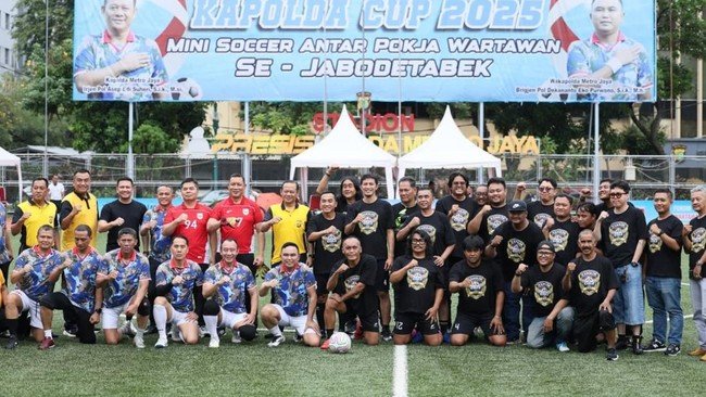 polda-metro-jaya-dan-wartawan-bertanding-bola-di-lapangan-presisi-1766134003480_169