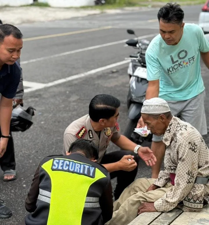 Aksi Spontan Kapolresta Banyuwangi Bantu Lansia Kecelakaan di Jalan Raya Kabat