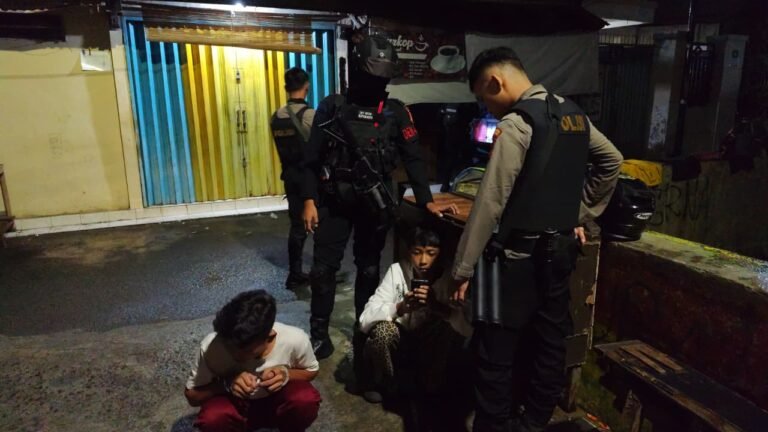 Patroli Gabungan Brimob–Polres Jaktim Sita Sejumlah Sajam, Rencana Tawuran Digagalkan